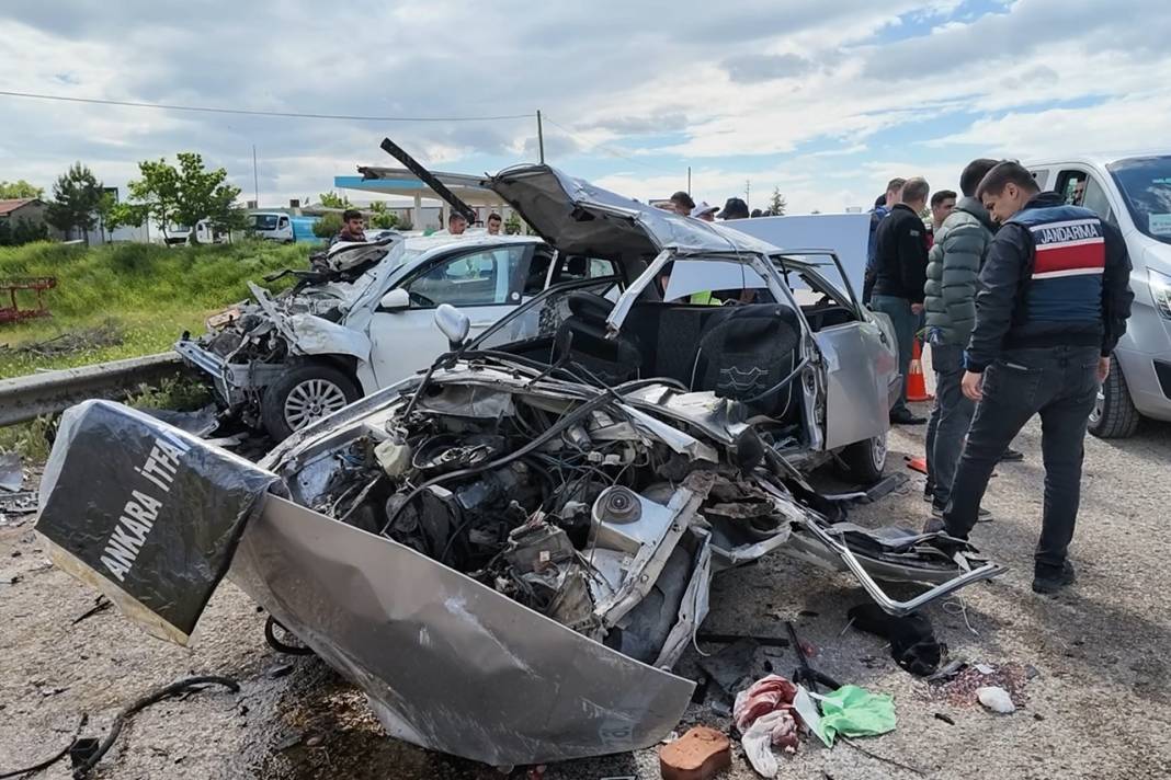 Takla attı, karşı şeritteki araca çarptı! Bir aile kazada yok oldu 8